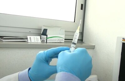 Проведение кодирования Вивитролом в Симе Шприц с Вивитролом в руках у врача